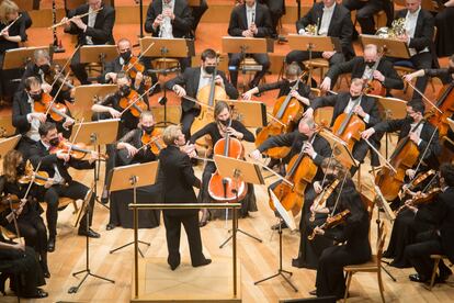 La directora Marin Alsop (de pie de espaldas) dirige a la RSO Wien  con la ‘Séptima sinfonía’ de Dvorak.