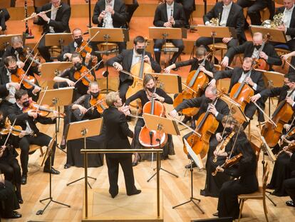 La directora Marin Alsop (de pie de espaldas) dirige a la RSO Wien  con la ‘Séptima sinfonía’ de Dvorak.