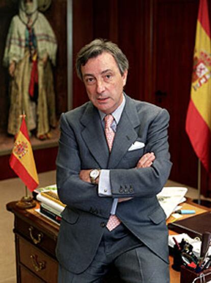 El director del CNI, Jorge Dezcallar, en su despacho en 2002.
