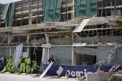 Casas afectadas por una explosión, este viernes en Cali (Colombia).