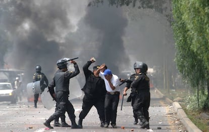 Policías arremeten contra un vecino el día de los hechos de Atenco en 2006.