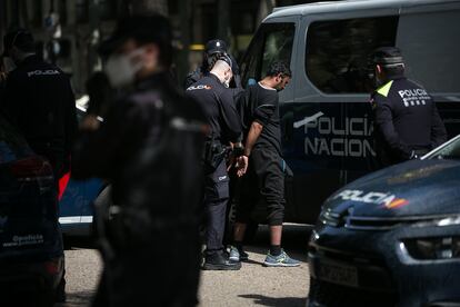 La Policía Nacional detiene a una persona en El Raval por infringir la Ley de Extranjería, en un dispositivo conjunto con Mossos y Guardia Urbana.