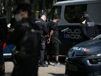 La Policía Nacional detiene a una persona en El Raval por infringir la Ley de Extranjería, en un dispositivo conjunto con Mossos y Guardia Urbana.