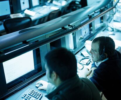 Empleados de la corporación Symantec analizan datos para la protección de clientes ante ataques de piratas informáticos.