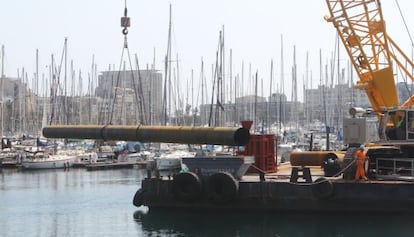 Trabajos en el Port Vell de Barcelona.