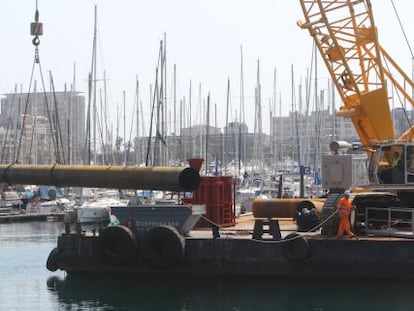 Trabajos en el Port Vell de Barcelona.