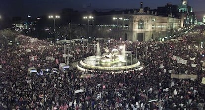 Multitudinaria manifestación en Madrid contra la guerra de Irak, con 660.000 participantes según la Delegación del Gobierno y dos millones según los organizadores, en la imagen la plaza de Cibeles.