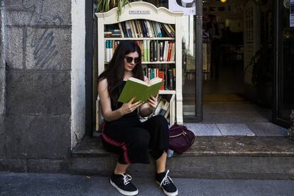 Una lectora en la Libreria Cervantes, en la calle del Pez de Madrid, durante la Noche de los Libros de 2018