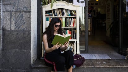 Una lectora en la Libreria Cervantes, en la calle del Pez de Madrid, durante la Noche de los Libros de 2018