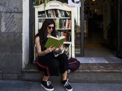 Una lectora en la Libreria Cervantes, en la calle del Pez de Madrid, durante la Noche de los Libros de 2018