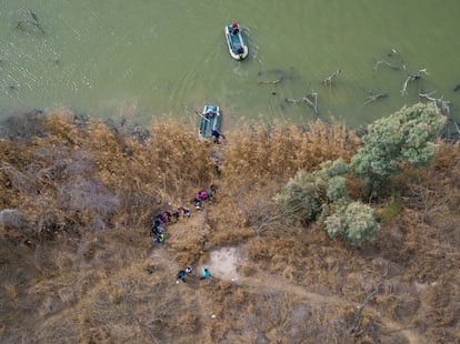 Migrantes cruzan el río Bravo