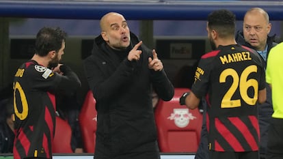 Guardiola da instrucciones a Silva y Mahrez durante el partido en Leipzig.