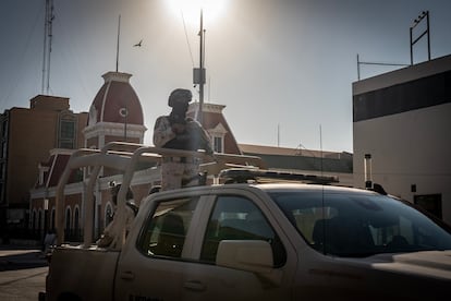 Elementos del Ejército Mexicano vigilan el centro de Ciudad Juárez, en Chihuahua, el 10 de octubre de 2024.