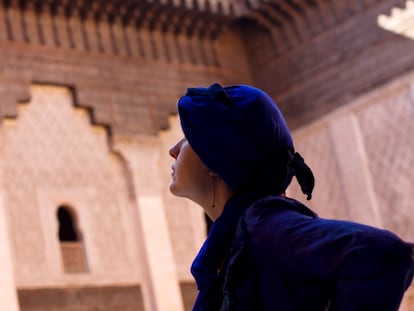 Una mujer en la madrasa Ben Youssef, en Marrakech, Marruecos.