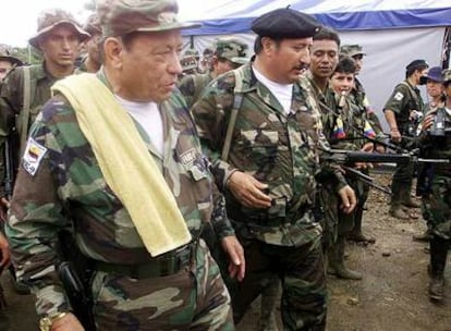 Tirofijo (izquierda), junto al jefe militar de la guerrilla, el Mono Jojoy, en una base de las FARC en San Vicente del Caguán en 2000.