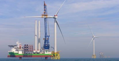 Montaje de aerogeneradores en el East Anglia One, el campo eólico marino que Iberdrola construye en el Mar del Norte (Reino Unido).