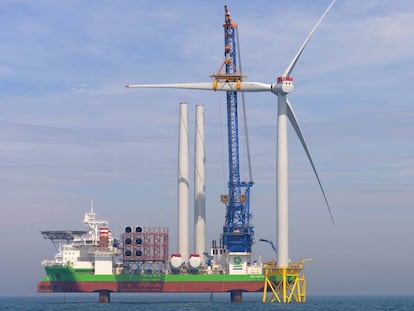 Montaje de aerogeneradores en el East Anglia One, el campo eólico marino que Iberdrola construye en el Mar del Norte (Reino Unido).