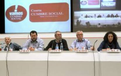 El secretario general de UGT, Cándido Méndez (3i), y el de CC.OO, Ignacio Fernández Toxo (2d), junto a los representantes de USO y CSI-F, durante la reunión de la Cumbre Social hoy en Madrid para abordar la convocatoria de huelga general. Efe