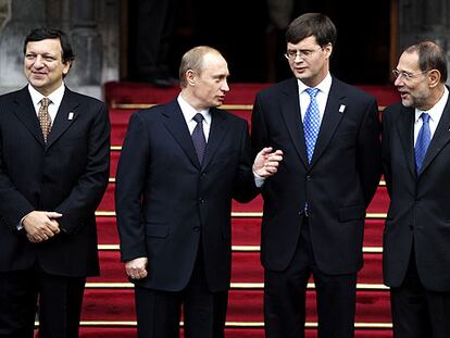 De izquierda a derecha, Durão Barroso, presidente de la Comisión; el líder ruso, Vladímir Putin; Jan Peter Balkenende, primer ministro holandés, y Javier Solana.