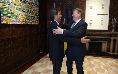El presidente de la Generalitat en funciones, Ximo Puig (a la derecha), y el líder del PPCV y ganador de las pasadas elecciones autonómicas, Carlos Mazón, este martes en el Palau de la Generalitat.