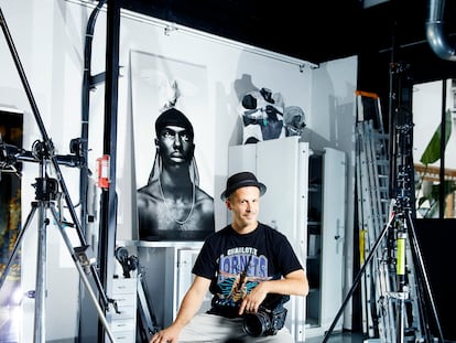 Fifou, en su estudio con dos prendas muy estilo noventero: la camiseta clásica de los Charlotte Hornets y las Air Max.