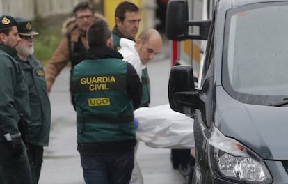 Efectivos de la Guardia Civil una camilla los restos del cadáver de Diana Quer en una nave industrial en la parroquia de Asados, en Rianxo (A Coruña).