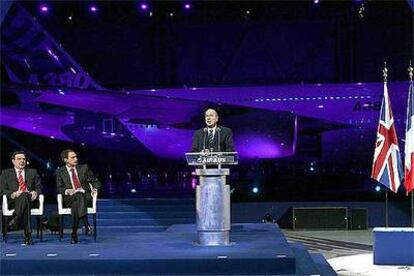 El ex canciller alemán Gerhard Schröder, junto al presidente del Gobierno español, José Luis Rodríguez Zapatero, y el presidente de Francia, Jacques Chirac, en la presentación del A-380, en mayo de 2005.