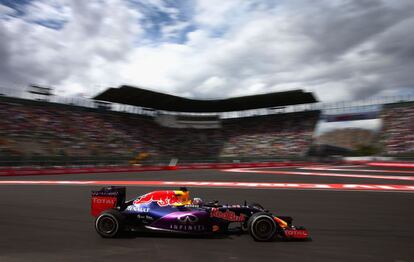 El piloto Daniel Ricciardo conduce el auto de la escuder&iacute;a Red Bull durante las pr&aacute;cticas preliminares este viernes 30 de octubre en el Aut&oacute;dromo Hermanos Rodr&iacute;guez en la ciudad de M&eacute;xico.