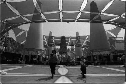 Aspecto de la avenida de Europa de la isla de la Cartuja y las chimeneas de su sistema de refrigeración, durante la exposición.