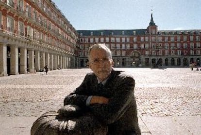 Luis Mateo Díez, en la plaza Mayor de Madrid.