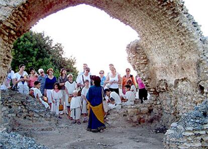 La guía enseña los restos de la Tartana, el depósito de agua, en la zona de servicio de la villa romana.