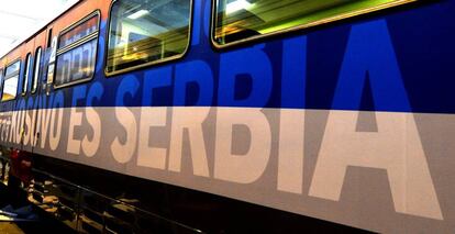 El lema &quot;Kosovo es Serbia&quot;, en varios idiomas, en un lateral del tren.