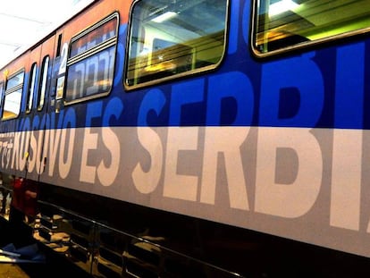 El lema &quot;Kosovo es Serbia&quot;, en varios idiomas, en un lateral del tren.