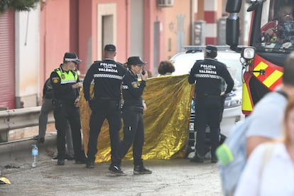 Agentes de la policía local de Valencia proceden al levantamiento de un cadáver este miércoles en el barrio de La Torre, en Valencia.