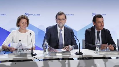 Maria Dolores de Cospedal, Mariano Rajoy y Fernando Martínez Maillo durante la Junta Directiva Nacional del Partido Popular.