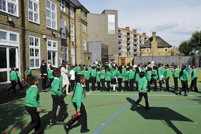 Ni&ntilde;os haciendo cola para entrar en una escuela primaria brit&aacute;nica