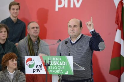 El presidente del PNV, Andoni Ortuzar, interviene este domingo en un mitin político del partido en Vitoria.