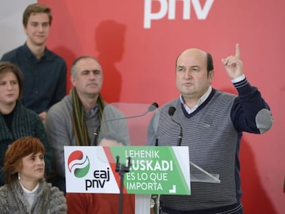 El presidente del PNV, Andoni Ortuzar, interviene este domingo en un mitin político del partido en Vitoria.