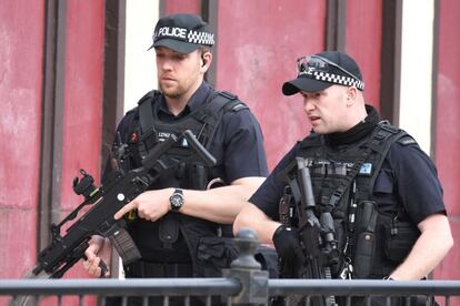 Policías armados, cerca del Manchester Arena, tras el ataque.