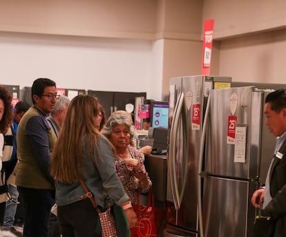 Un grupo de personas visita el rea de electrodomsticos de un centro comercial en el Estado de Mxico durante el Buen Fin de 2023. 