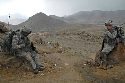 Dos soldados cerca de una base en Zabul, Afganist&aacute;n.