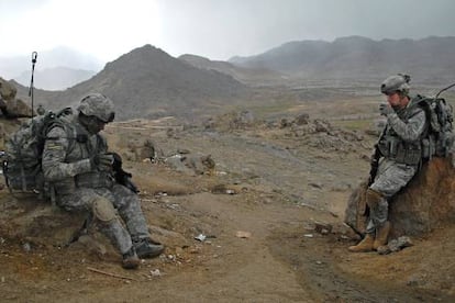 Dos soldados cerca de una base en Zabul, Afganistán.