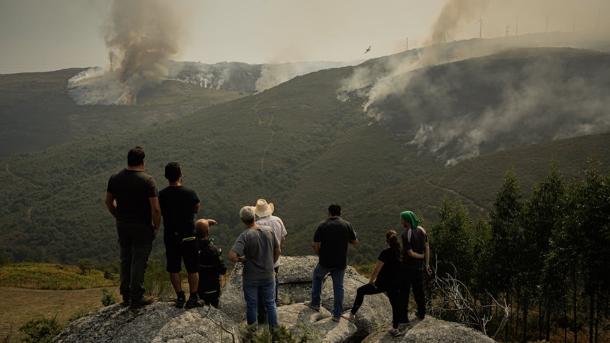 Galicia da por controlada la peor ola de incendios de su historia