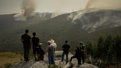 Efectivos aéreos trabajan en uno de los fuegos que ha afectado a Ourense.