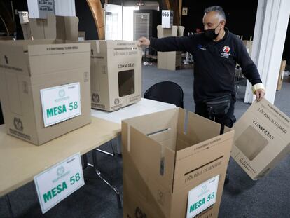 Trabajadores alistan las mesas de votación en Corferias, en Bogotá, el viernes 11 de marzo de 2021.