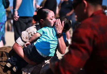 La sargento Didi Cruz abraza a su hijo tras su llegada a la base del Cuerpo de Marines Camp Pendleton, California (EE UU), 24 de abril de 2014.