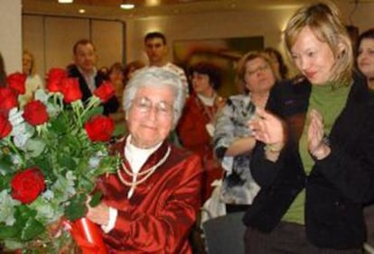 Carmen Lafuente, homenajeada en 2008 por sus compa&ntilde;eros del PSOE. A la derecha, Leire Paj&iacute;n.