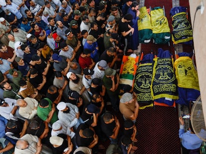 Funeral por el jefe militar de la Yihad Islámica Jalid Mansur y otras víctimas de un bombardeo israelí, el domingo en Rafah (Gaza).