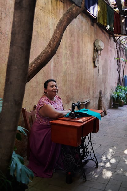 Sodelva Espinoza Gutiérrez, tejedora experta en la técnica de la cadenilla. 