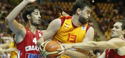 Marc Gasol entre dos jugadores croatas.